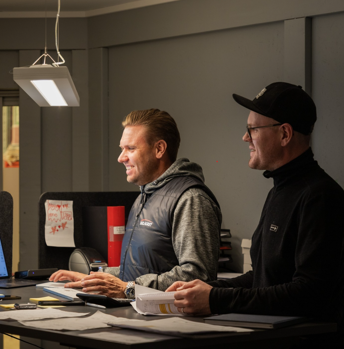 Två medarbetare på Taklagrets kontor som rådgör kring en takoffert