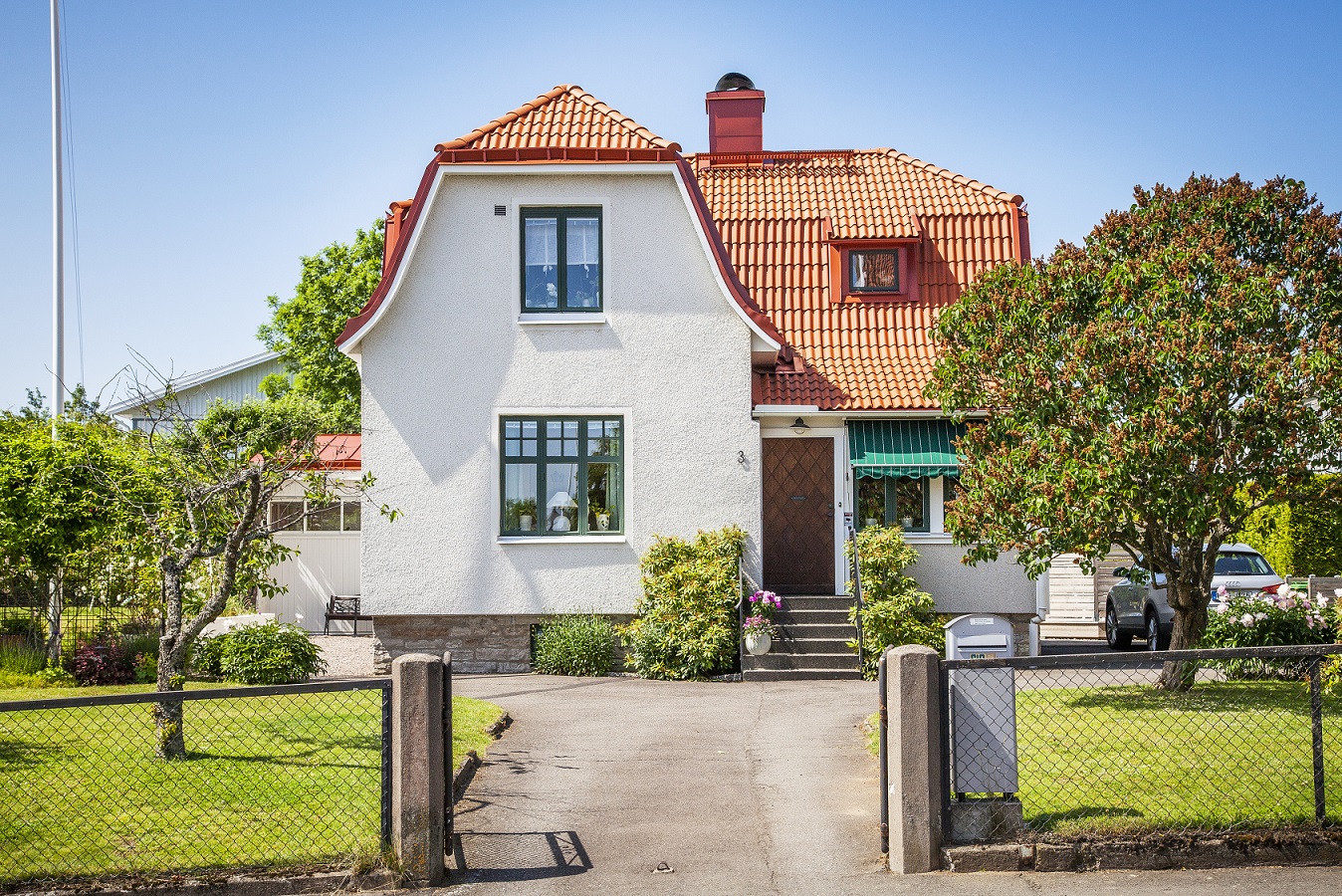 Vitt hus med lertegeltak